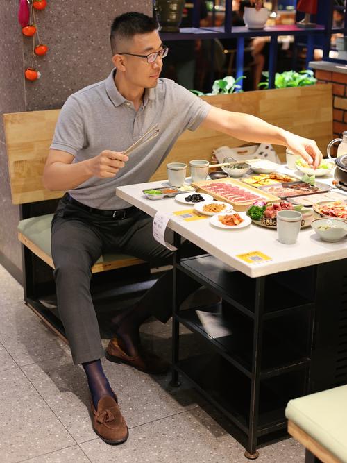 邻居来串门，看看给大叔做了啥特色美食？让大叔吃了乐得合不拢嘴