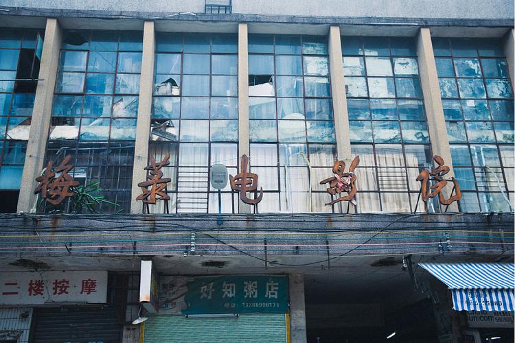 实拍湛江吴川著名的十字街，要不是亲眼目睹，这画面真的很难相信