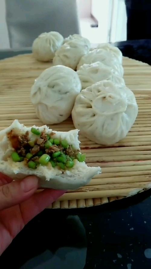 两夫妻记录日常生活，用蒜苔和猪肉做馅儿，包包子吃