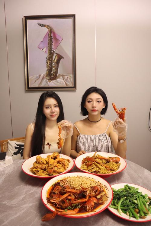乌克兰大姐姐和闺蜜下河捉小龙虾做美食
