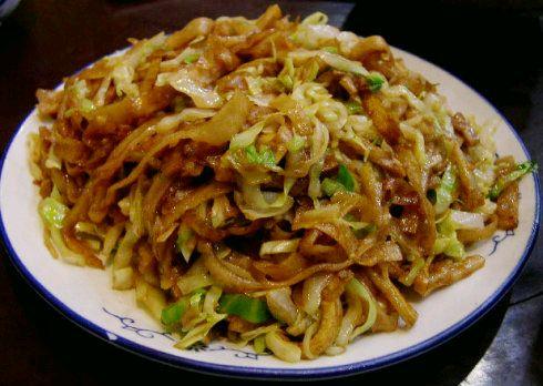 炒野菜配饼子一个，还有白酒和啤酒，边吃边喝美的很