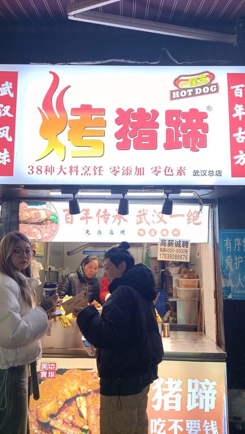 50岁杨大哥卖烤猪蹄，一天卖出800头猪，短短一年就买两套别墅