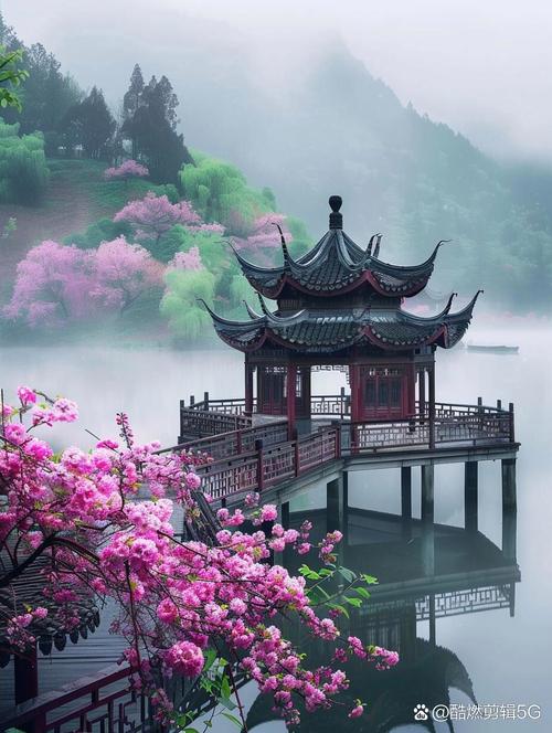 圣齐盛湖的春天，鸟语花香，亭台楼阁