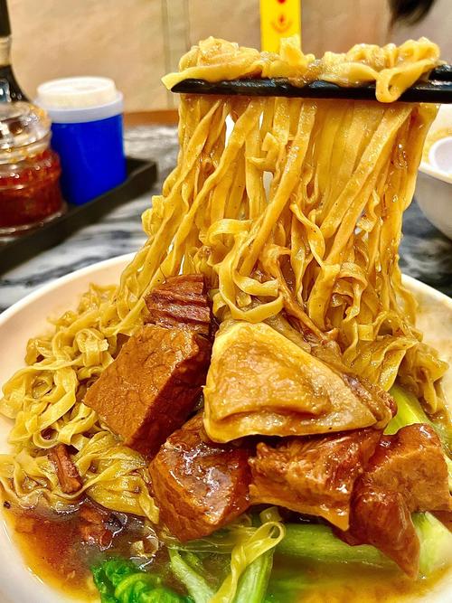 用挂面做大餐，这顿碳烤牛肋条肥牛焖面堪称一绝，太过瘾了