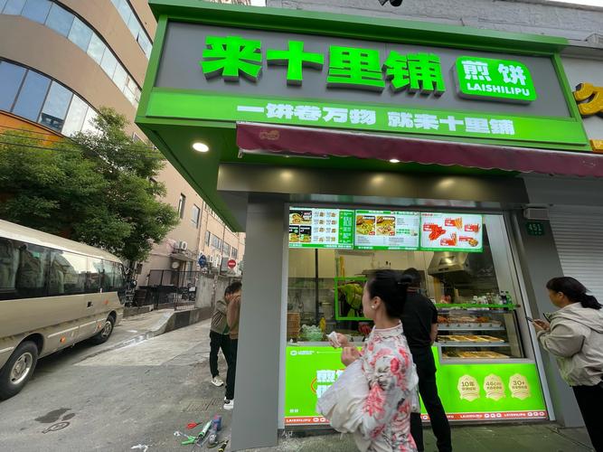 又发现一家不错的小店，生煎包子香脆可口馅料足，韭黄锅贴味道好