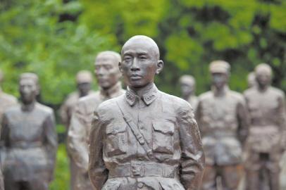 耿彪将军之女参观建川博物馆，看到父亲雕像时，不禁老泪纵横