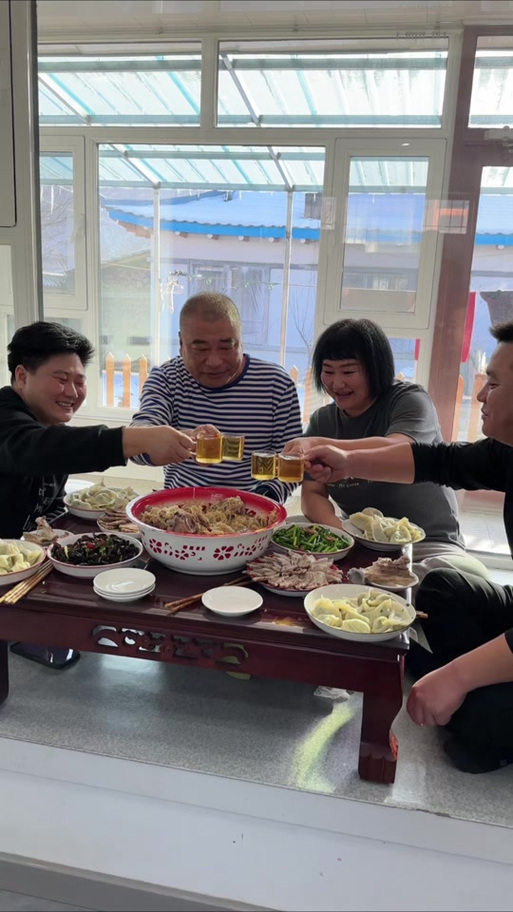 东北爷仨搬进来后，过的第一个节日，很开心，也祝大家，幸福安康