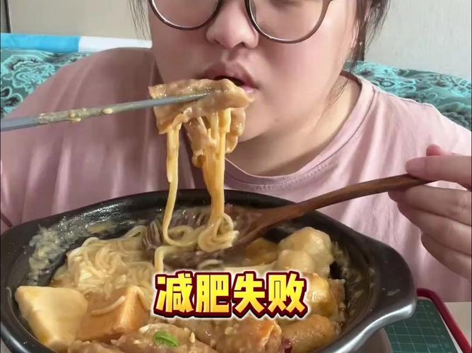 姑娘体重70斤，一天吃的东西是别人一星期的量，瘦的吓人