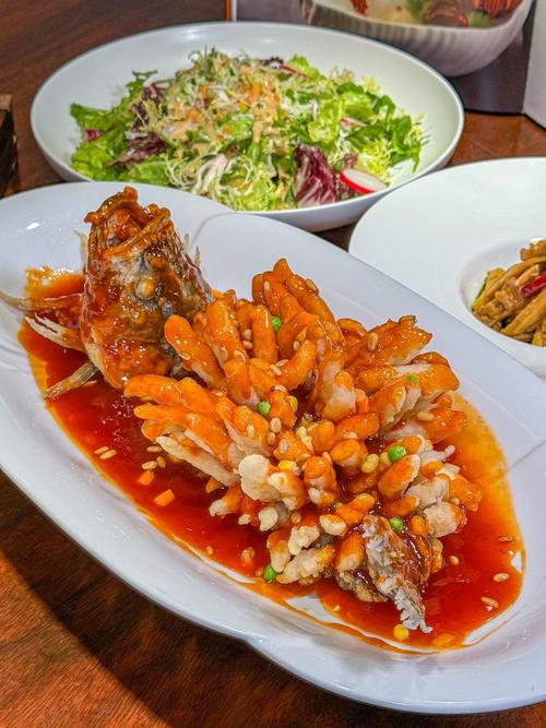 江南美食满盘香，春色满园醉人忙
