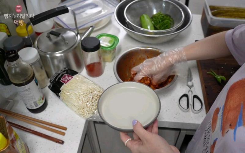 【HAMZY的晚餐】小石头大酱汤、迷你猪排、黄瓜、凉拌芹菜、紫菜