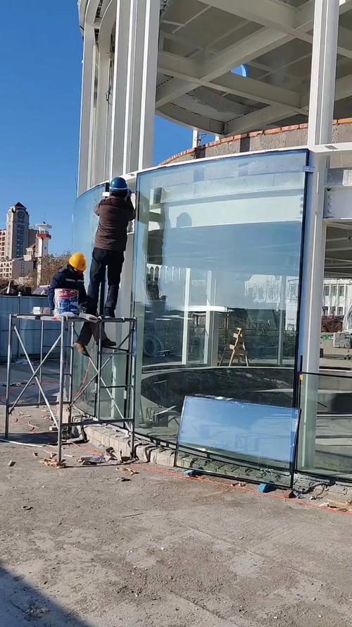 2.3吨玻璃高空拼装，误差不超两毫米 遥墙机场二期改扩建工程堪比“空中绣花”