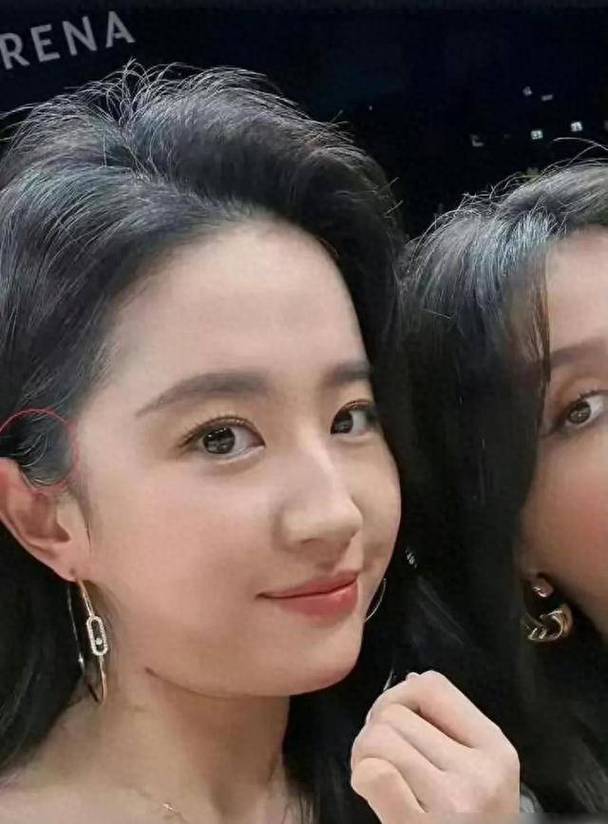 刘亦菲已经38岁了，看着像中年妇女，明显和普通人一样