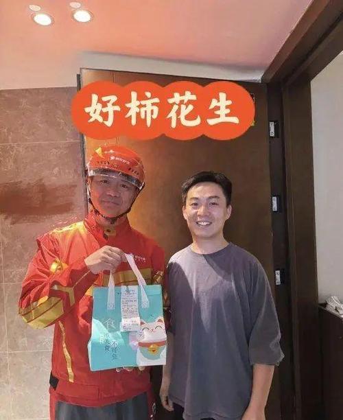 刘强东餐馆取外卖监控曝光：老板没认出来