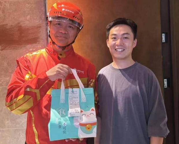 刘强东同款64.4元外卖机车服被抢断货，穿上真的不会像猪猪侠吗？