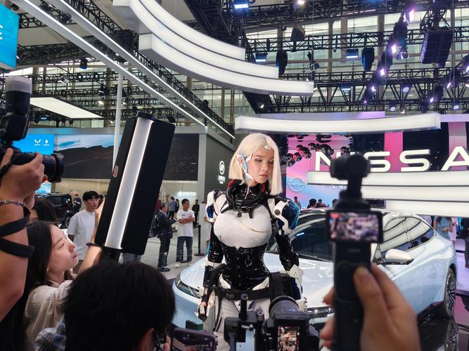 2025上海车展：摩登机器人惊艳亮相，科技与美学的未来对话